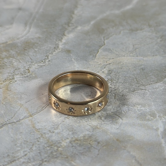 Elegant Gold Band with Intricate Design - Picture 1 of 6